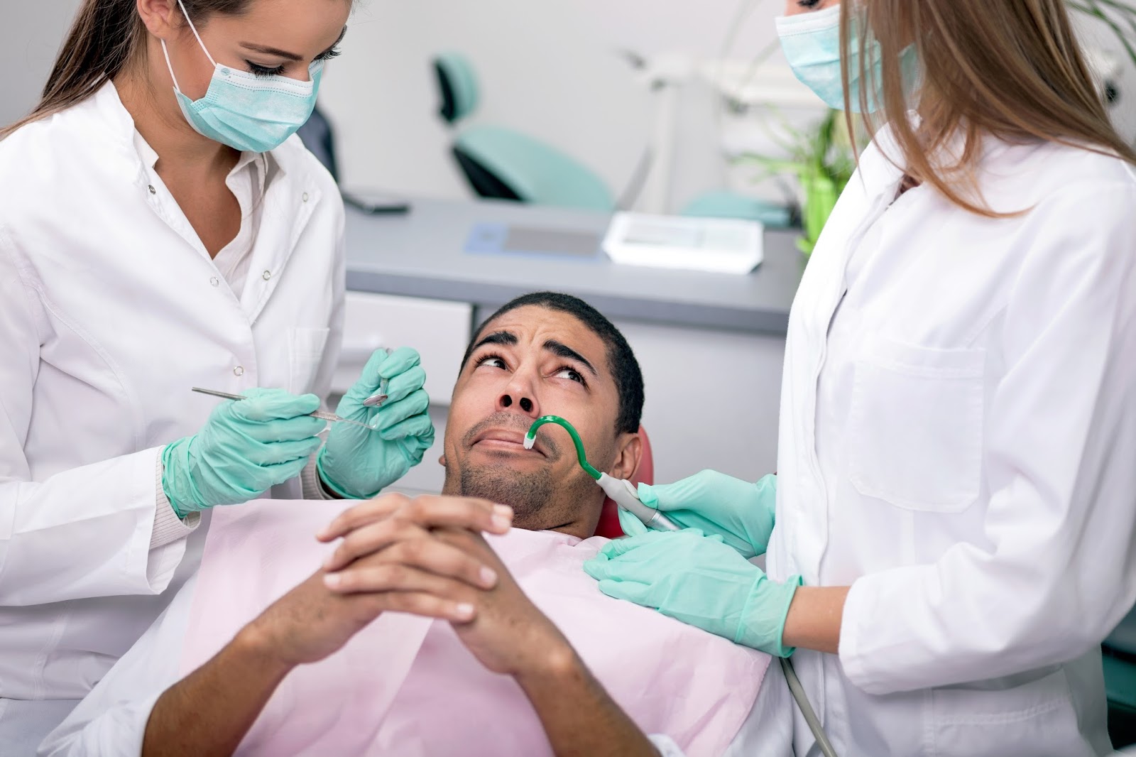 How can dental assistants find a job?